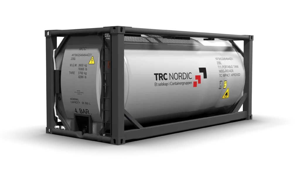 En stor sylindrisk ISO-tankcontainer merket "TRC NORDIC" er festet i en svart stålramme, merket med advarselsskilt og tekniske detaljer.